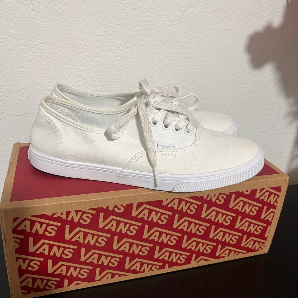 Women’s Authentic Vans low pro White skate shoes sneakers (7.5W)